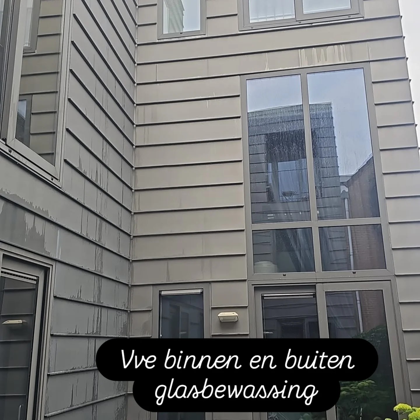 Gevel van een appartementengebouw met grote schone ramen