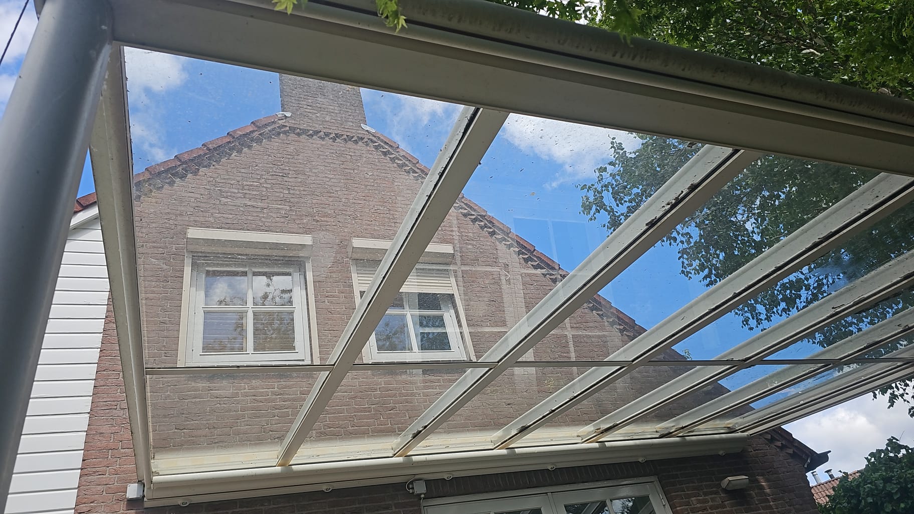 Glazen overkapping van onderaf gezien, het glas is schoon