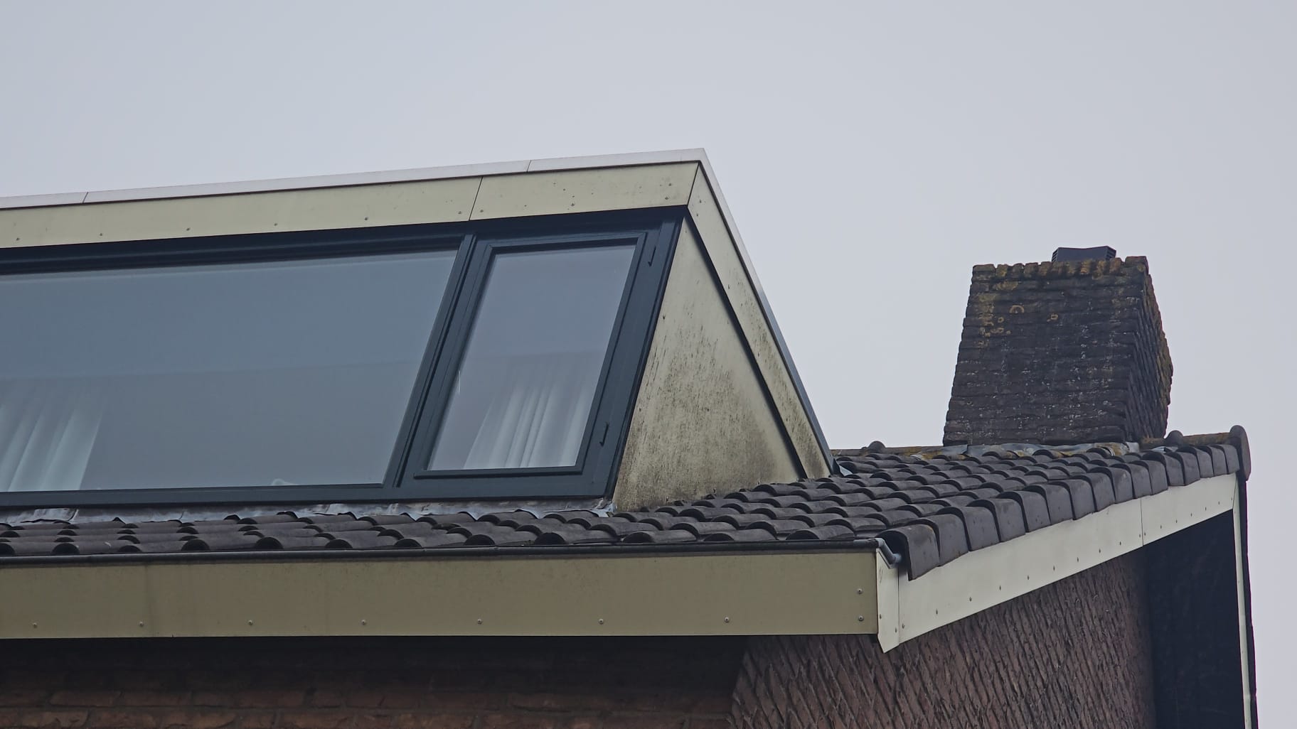 Schoongemaakte dakkapel op een pannendak