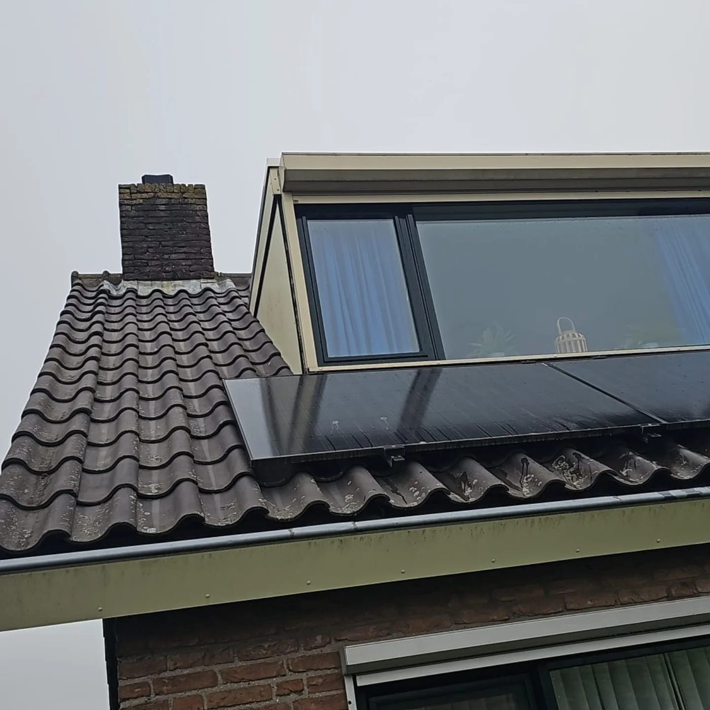 Dakkapel met groot raam na de reiniging