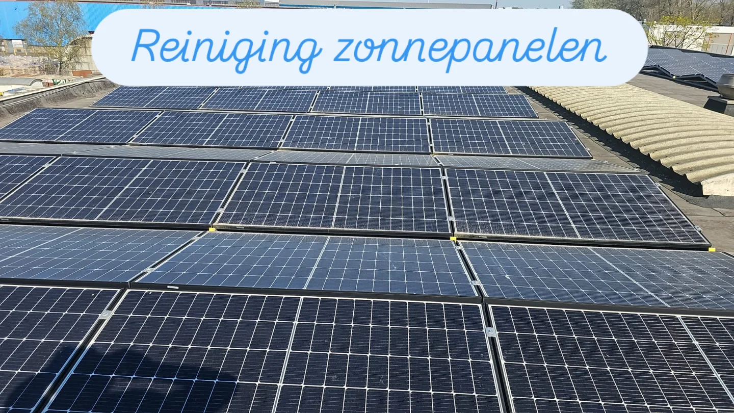 Rijen zonnepanelen tijdens de reiniging