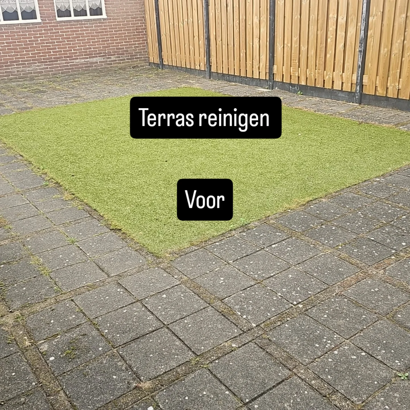 Terras met kunstgras en houten schutting, voor de reiniging